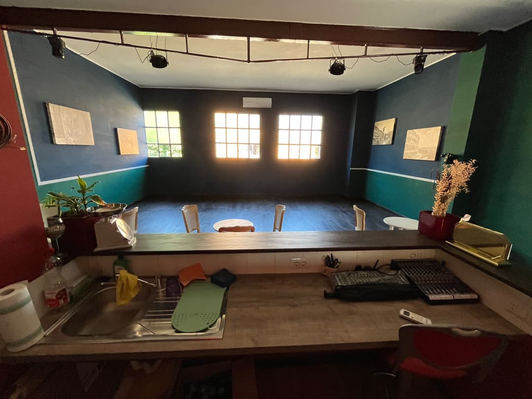 Bancone bar attrezzato con frigorifero